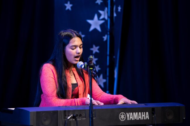Female keyboard player